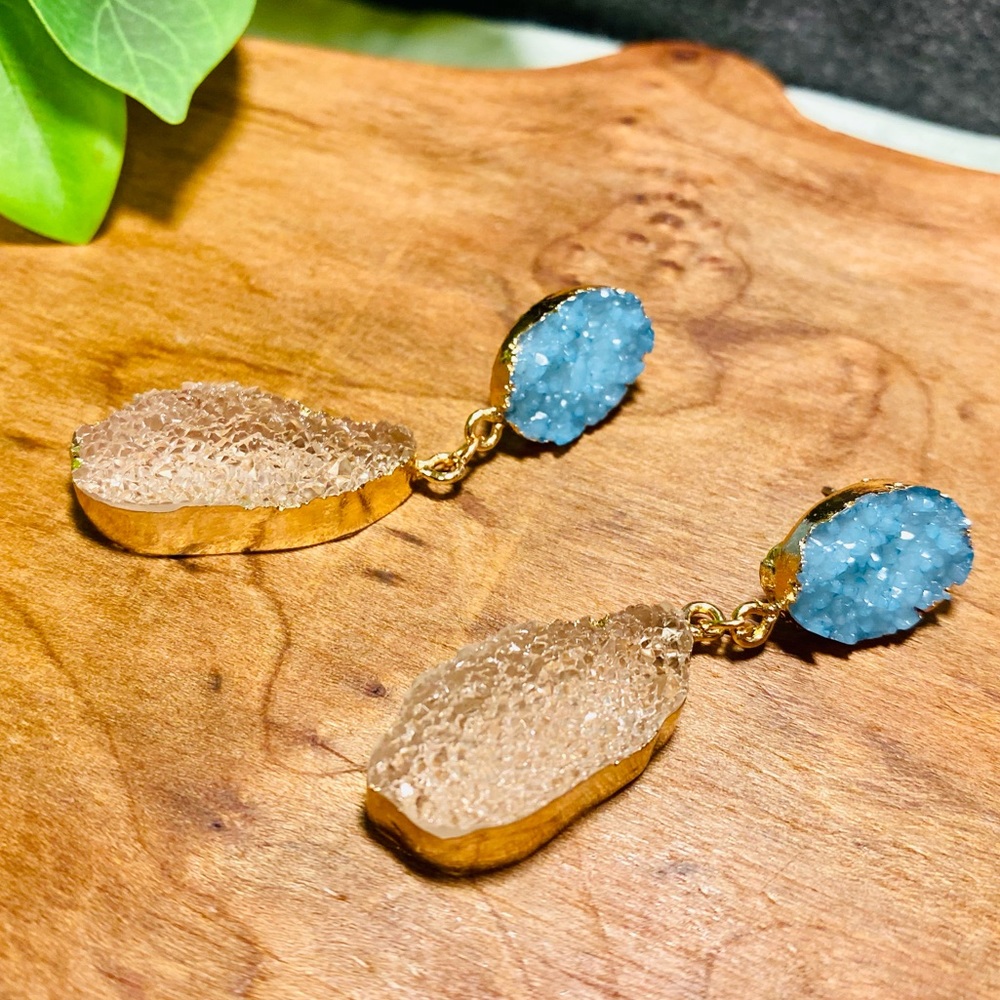 ✨🌸HOST PICK✨🌸.         BLUE CRYSTAL AND GOLDTONE DRUSY DROP EARRINGS